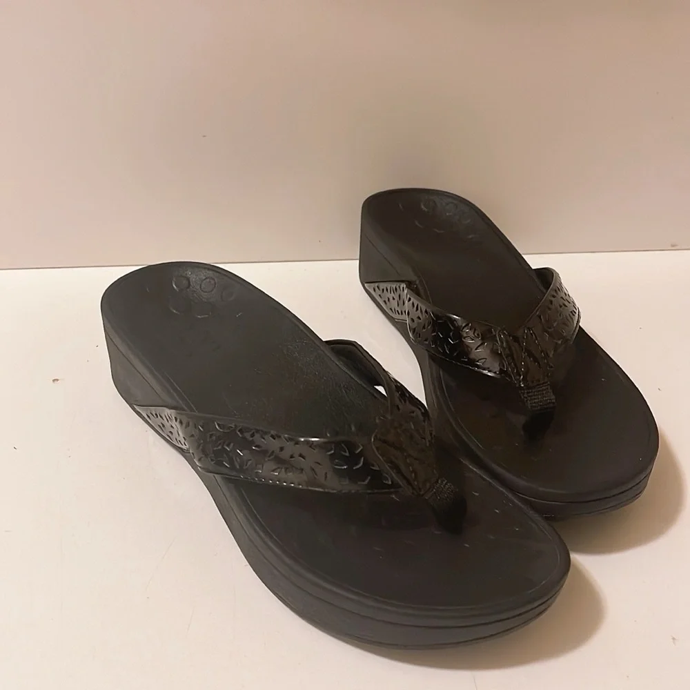 VIONIC ZUMA BLACK PLATFORM
WEDGE SANDALS, SIZE 7. The softest sole ever